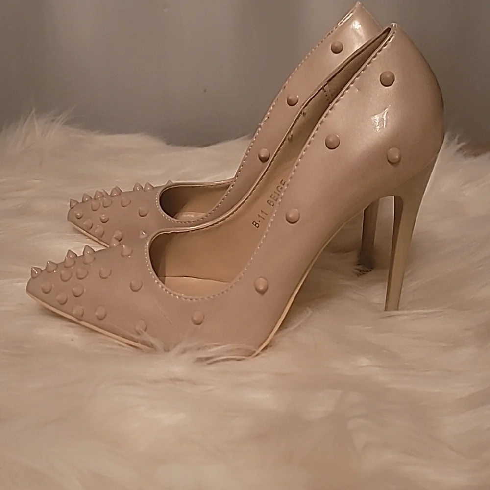 New size 6.5 beige heel with spikes - Picture 2 of 4
